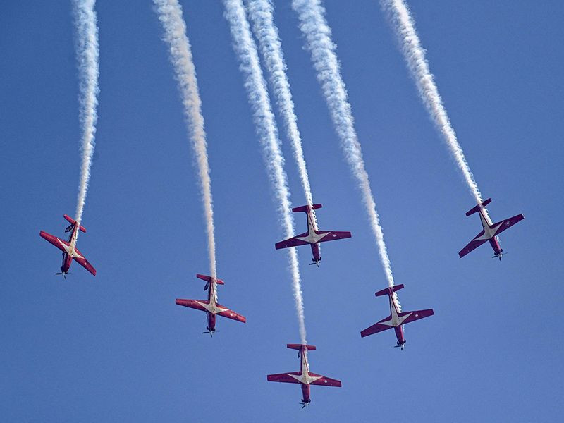 Màn biểu diễn bằng máy bay KT-1 của các thành viên Không quân Indonesia.