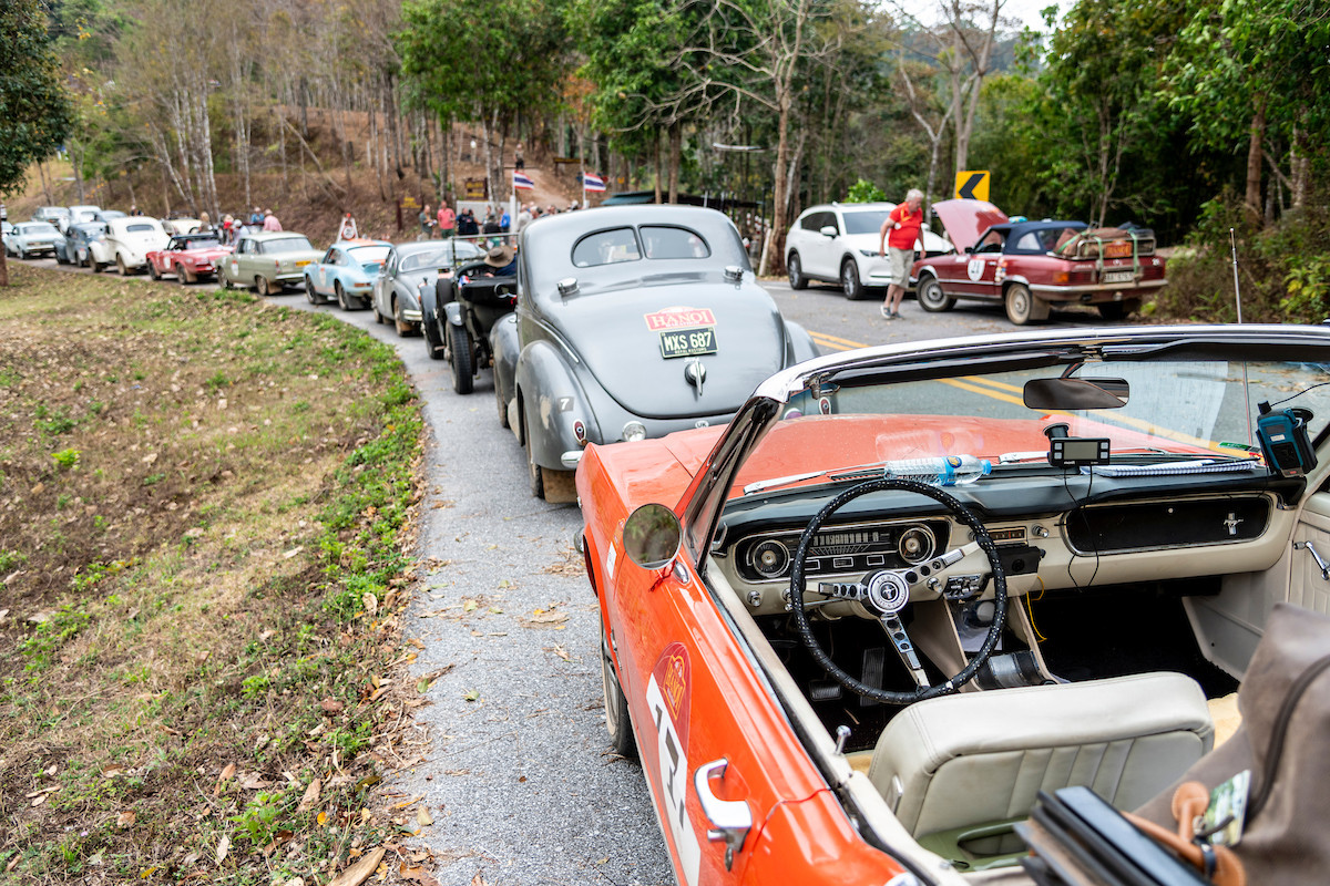 Điểm nhấn của đoàn du lịch nằm ở việc tất cả chiếc xe đều có ngoại hình lịch lãm, đậm chất châu Âu và Mỹ. Ảnh: Rally The Globe.