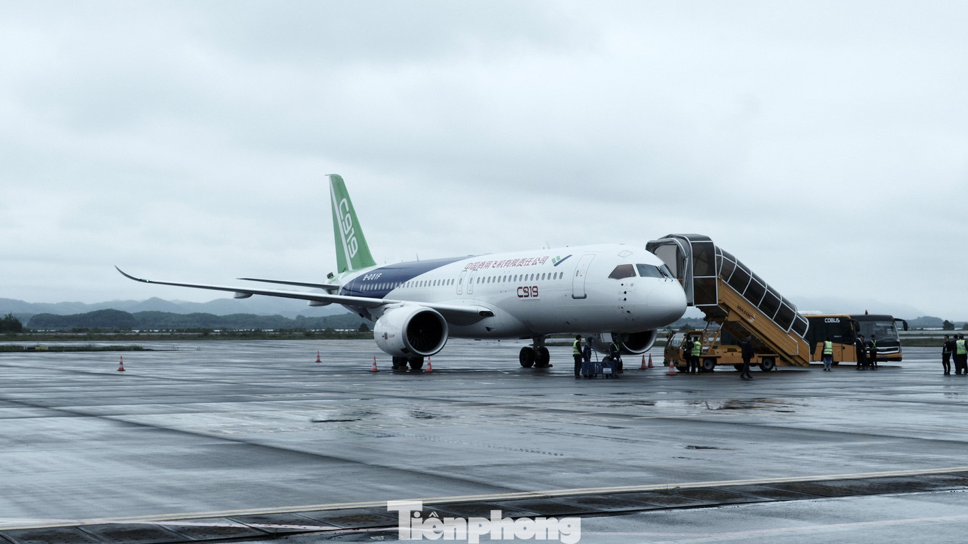 Tại triển lãm hàng không Singapore Airshow 2024 vừa diễn ra, máy bay của COMAC thu hút sự chú ý vì đây là lần đầu tiên nhà sản xuất đưa ra ngoài lãnh thổ Trung Quốc.