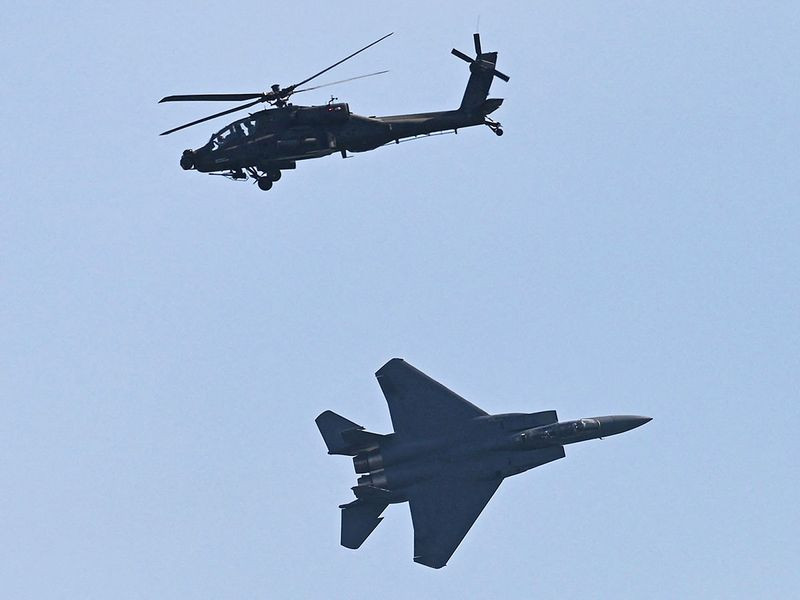 Máy bay chiến đấu F15SG của Không quân Singapore và trực thăng Apache.