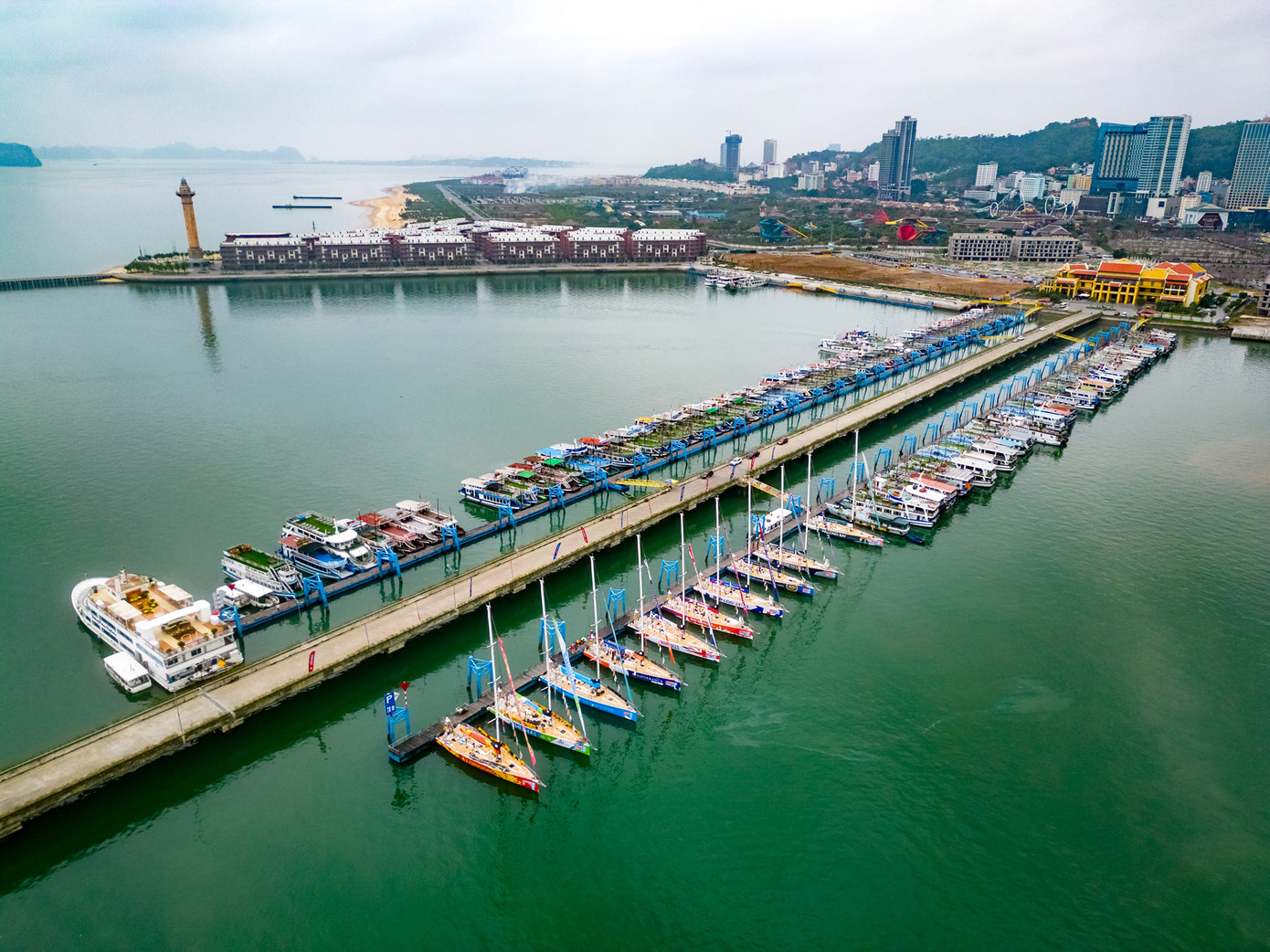 Trước đó, ngay trong đầu năm Giáp Thìn, Việt Nam trở thành điểm đến của nhiều sự kiện du lịch có quy mô toàn cầu. Ngày 21/2, tỉnh Quảng Ninh long trọng tổ chức lễ đón và chào mừng 11 đội đua thuyền buồm vòng quanh thế giới Clipper Race mùa giải 2023-2024 đến với Vịnh Hạ Long. Ảnh: Alex Tiến.