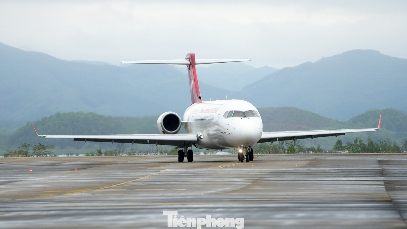 ARJ21 thuộc loại tàu bay phản lực hai động cơ.