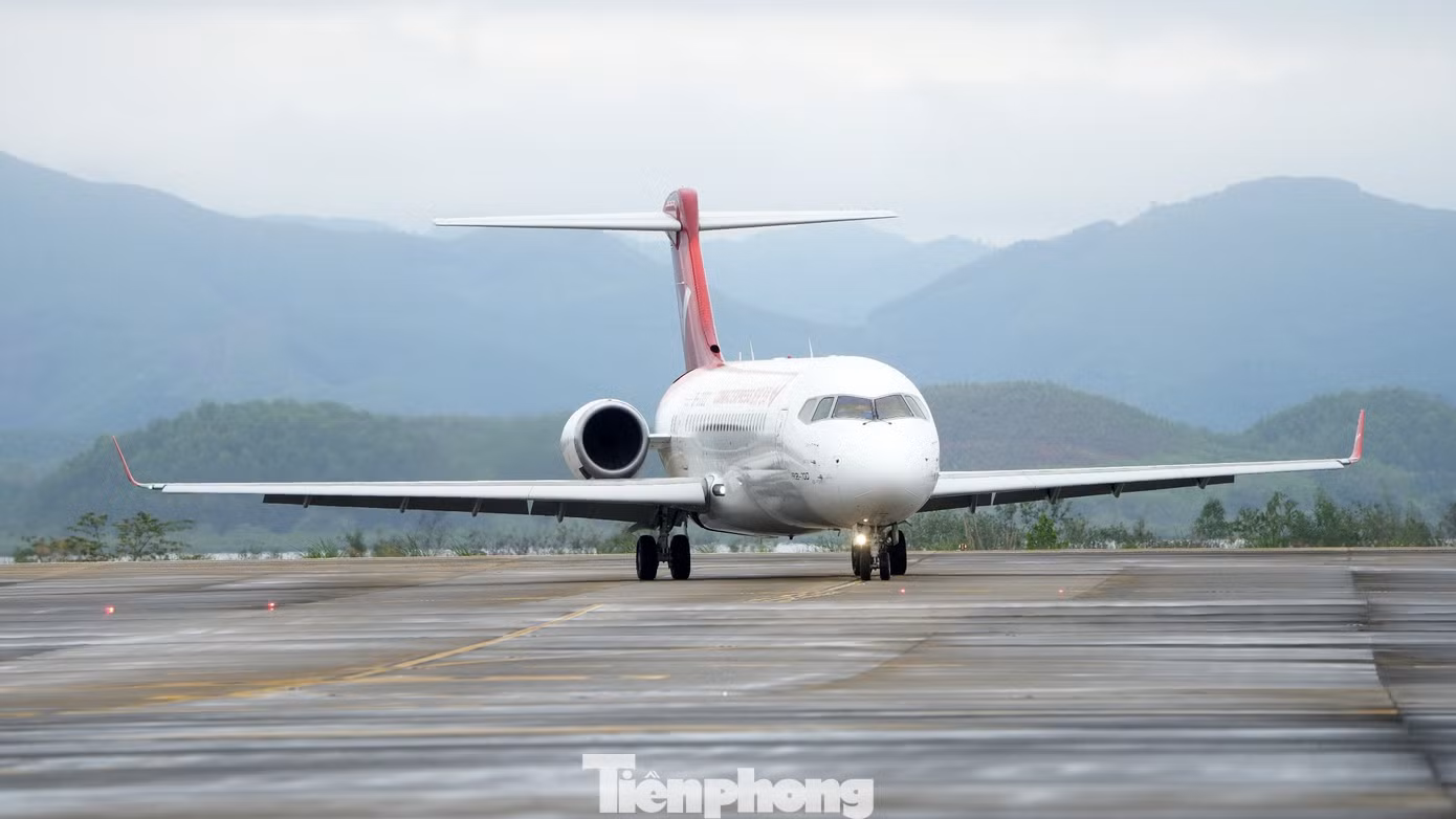 ARJ21 thuộc loại tàu bay phản lực hai động cơ.