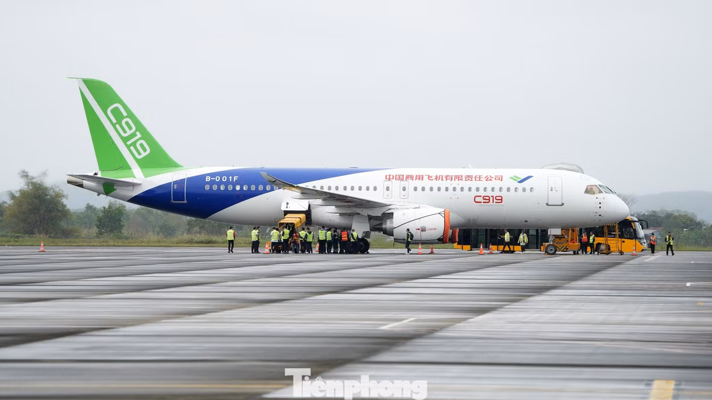 Sáng 26/2, tàu bay thân hẹp COMAC C919 rời sân bay Changi sau khi trình diễn tại triển lãm Singapore Airshow 2024 để bay thẳng đến cảng hàng không quốc tế Vân Đồn (Quảng Ninh), hạ cánh lúc 11h45.
