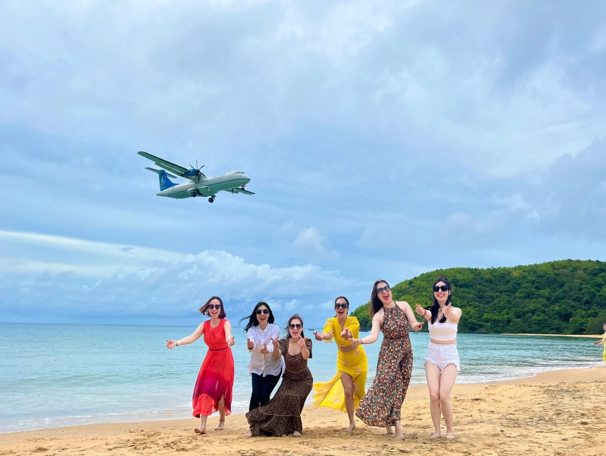Du khách thích thú check-in với cảnh máy bay hạ cánh ở bãi tắm Đầm Trầu, Côn Đảo. Du khách thích thú check-in với cảnh máy bay hạ cánh ở bãi tắm Đầm Trầu, Côn Đảo.