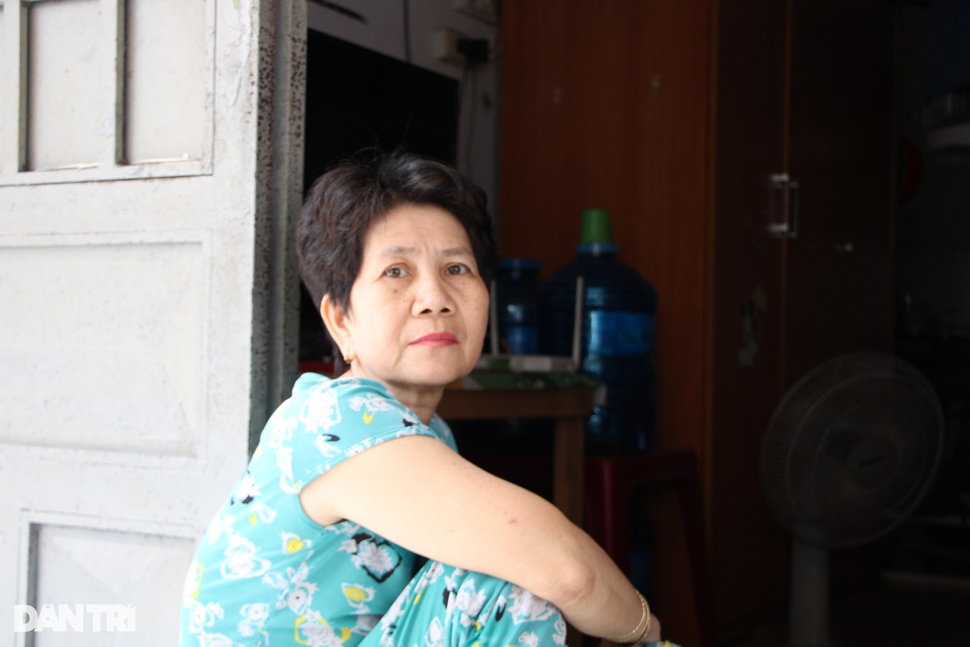 Bà Chót thất nghiệp, ở nhà trông nom cháu nhưng những người xung quanh nghĩ bà đã nghỉ hưu (Ảnh: Xuân Trường).