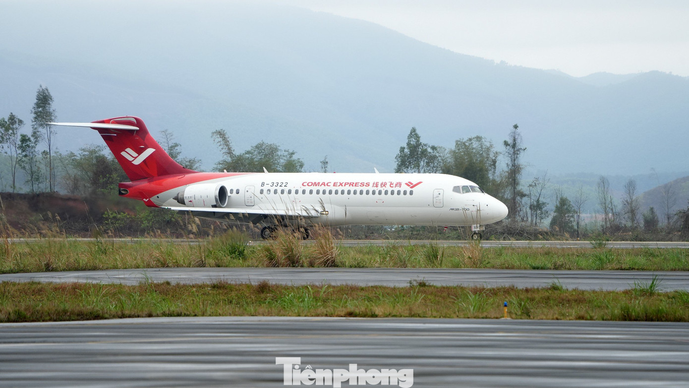 Sau gần 1 giờ, chiếc ARJ21-700, tàu bay phản lực khu vực của Trung Quốc, cũng hạ cánh tại Vân Đồn.