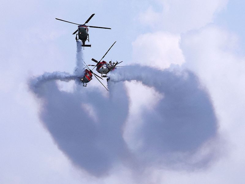 Các thành viên của đội trình diễn trực thăng Sarang của Không quân Ấn Độ (IAF) sử dụng trực thăng HAL Dhruv đã được cải tiến, còn được gọi là Trực thăng hạng nhẹ tiên tiến (ALH).