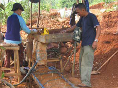 Nước thải từ quá trình "lọc vàng" cứ vô tư chảy ra ngoài . Ảnh: Đại Nam Nước thải từ quá trình