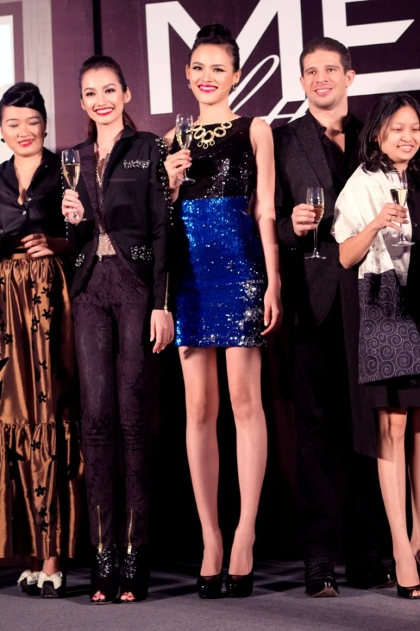 Cùng nâng ly chúc mừng với các vị khách của buổi tiệc