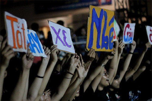 Cũng như Hà Nội, rất nhiều khẩu hiệu được đưa ra tại đêm hội Giờ Trái đất ở TP.HCM.