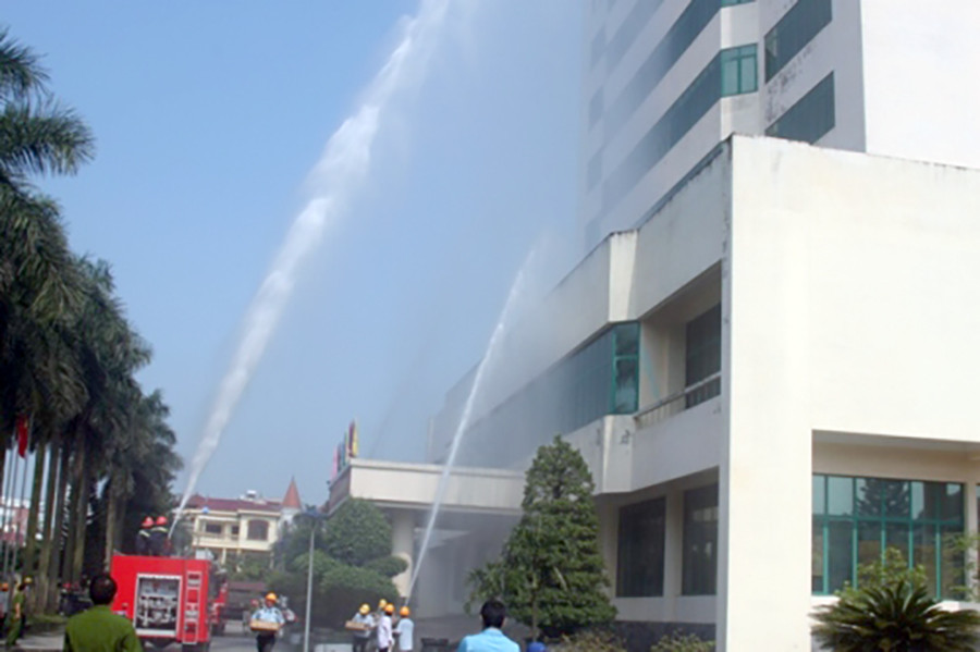 Diễn tập phòng cháy, chữa cháy tại trụ sở Cục Hàng không. Anh: MT.