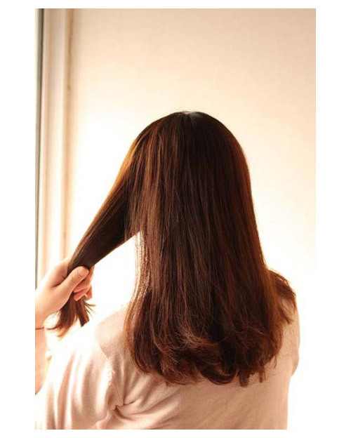 Để xõa tóc và chải mượt Lấy một phần tóc bên trái tết xuôi xuống Sau đó cột lại bằng chun hơi lệch sang bên cho điệu nhé! Tiếp theo, bạn tách đôi tóc ra và lộn phần đuôi tóc lên trên rồi luồn xuống dưới Phần đuôi tóc cuốn gọn lại hướng lên trên và lấy kẹp tăm, ghim chắc Và đây là kết quả của chúng ta. Hãy sử dụng thêm những phụ kiện như nơ, kẹp hoa xinh xắn để cài lên tóc. Để xõa tóc và chải mượt Lấy một phần tóc bên trái tết xuôi xuống Sau đó cột lại bằng chun hơi lệch sang bên cho điệu nhé! Tiếp theo, bạn tách đôi tóc ra và lộn phần đuôi tóc lên trên rồi luồn xuống dưới Phần đuôi tóc cuốn gọn lại hướng lên trên và lấy kẹp tăm, ghim chắc Và đây là kết quả của chúng ta. Hãy sử dụng thêm những phụ kiện như nơ, kẹp hoa xinh xắn để cài lên tóc.