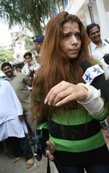 Người phụ nữ trong ảnh tên là Jahnvi Kapoor đang trả lời các phóng viên ngày 20/4/2007 tại Mumbai. Kapoor tự nhận là người tình của nam diễn viên Abhishek Bachchan và dùng dao cắt mạch máu trên cánh tay trái trước nhà của nam diễn viên này vào ngày thứ 6, 20/4