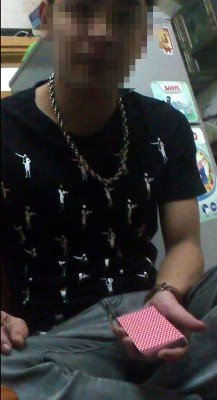 Gã bán các thiết bị cờ bạc bịp đang giới thiệu “hàng” 