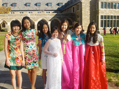 Tôn Hà Anh (mặc áo dài) cùng các học sinh trường St.Andrew’s