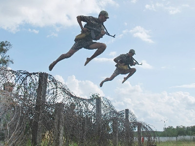Bay qua hàng rào thép gai. Ảnh: B.P