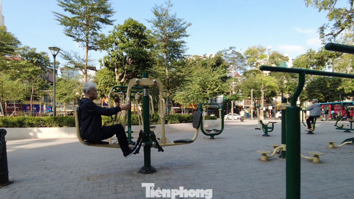 Một khoảng không gian rất lớn nằm trong khuôn viên của vườn hoa Vạn Xuân được lắp đặt các máy tập để phục vụ nhân dân tập thể dục.