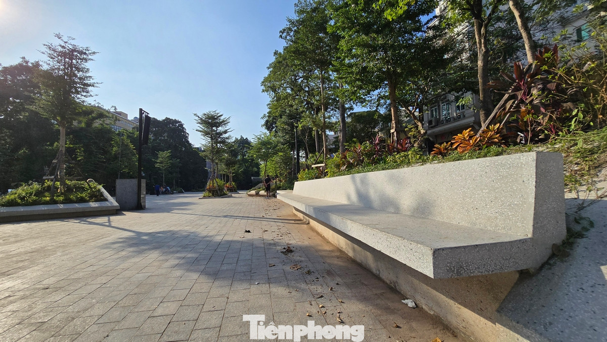 Tuy nhiên, ngay sau khi được nâng cấp cải tạo và đưa vào hoạt động, nơi đây nhận được nhiều ý kiến góp ý của nhân dân, trong đó có ý kiến cho rằng nơi đây đang bị bê tông hóa quá nhiều.