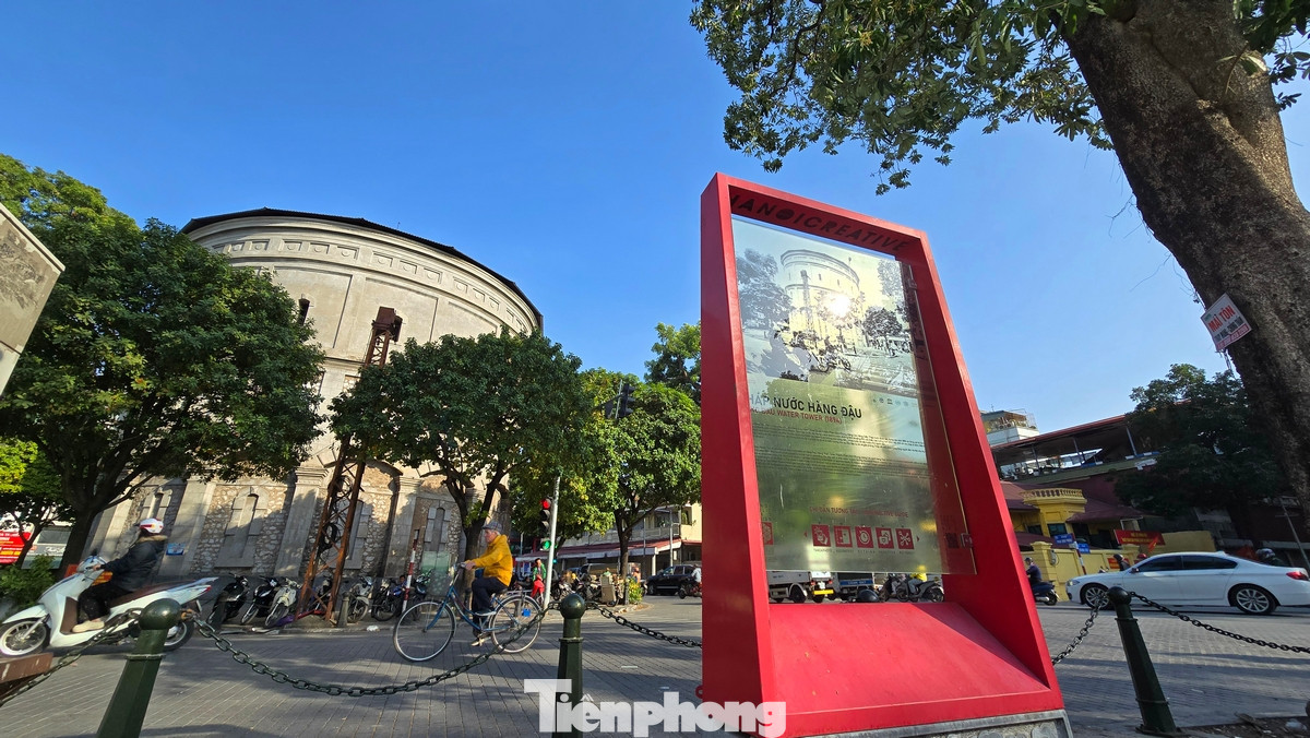 Vườn hoa Vạn Xuân là một khu vực đặc biệt gắn liền với di tích lịch sử Tháp nước Hàng đậu - công trình cả trăm năm tuổi, một trong hai tháp nước cổ nhất, mang tính biểu tượng của Thủ đô Hà Nội.