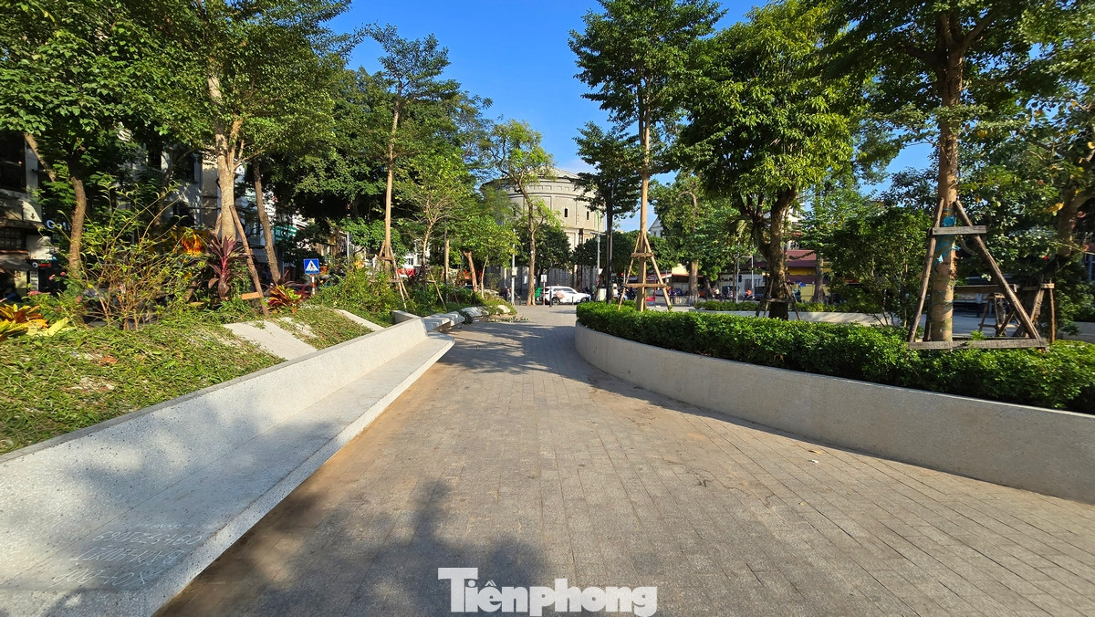 Tuy nhiên, ngay sau khi được nâng cấp cải tạo và đưa vào hoạt động, nơi đây nhận được nhiều ý kiến góp ý của nhân dân, trong đó có ý kiến cho rằng nơi đây đang bị bê tông hóa quá nhiều.