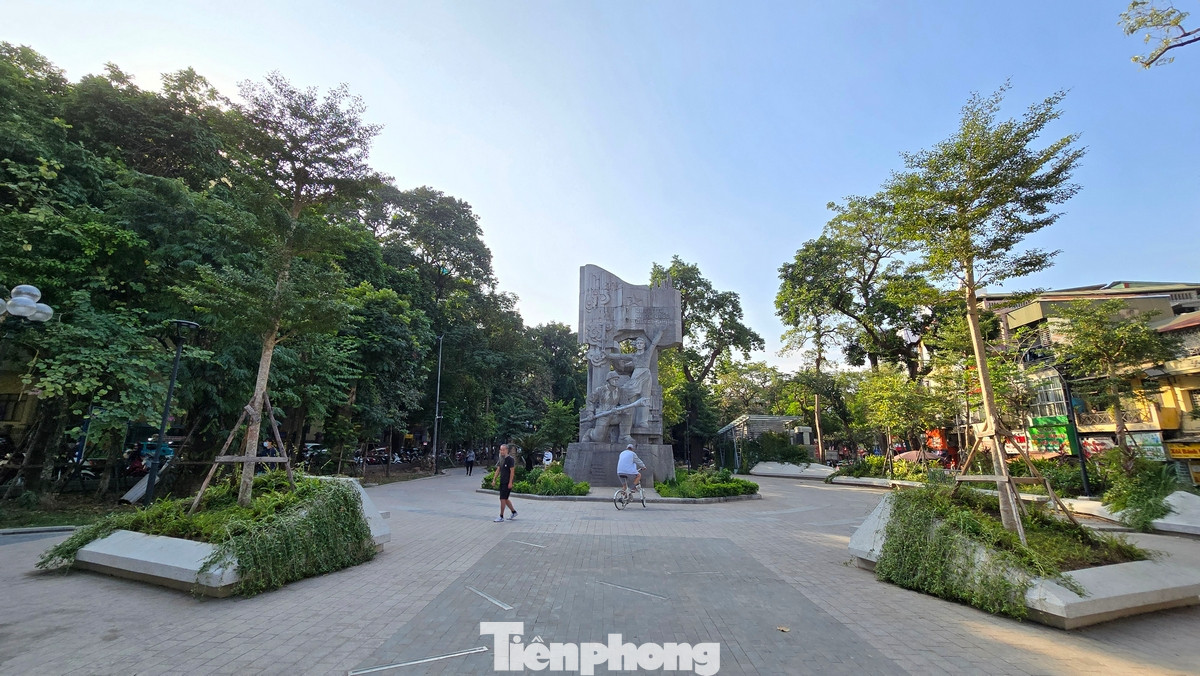 Khoảng sân rộng lớn là địa chỉ quen thuộc để nhiều người vui chơi và tập thể dục.