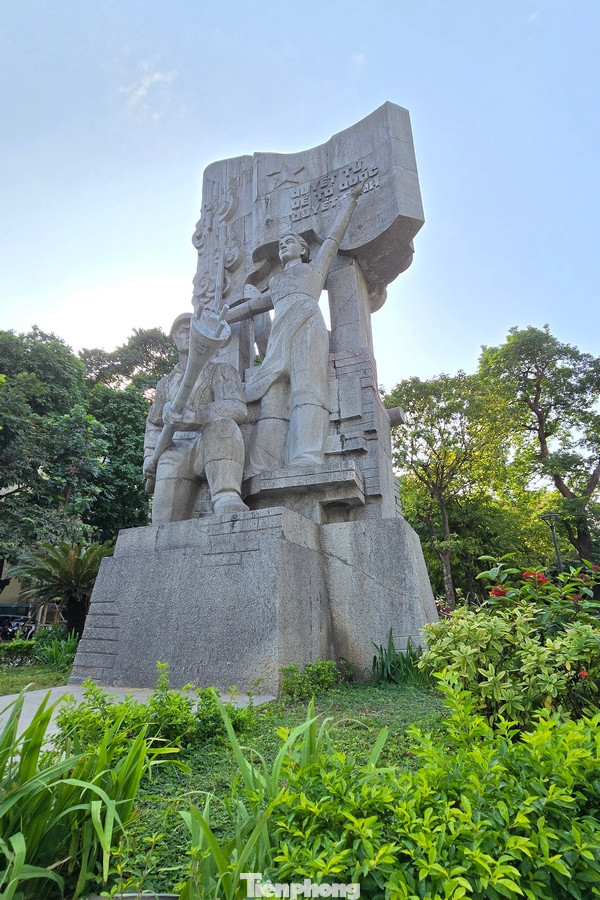 Một số người dân cảm nhận được sự mát mẻ, yên bình, trong lành khi dạo chơi trong vườn hoa vừa thư giãn vừa tập thể dục.