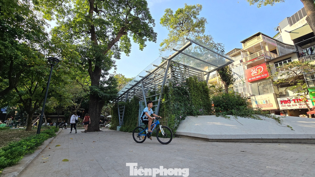 Ngoài ra, vườn hoa còn có hệ thống nhạc nước kết hợp ánh sáng nhiều màu sắc - là sân chơi cho các bạn trẻ.