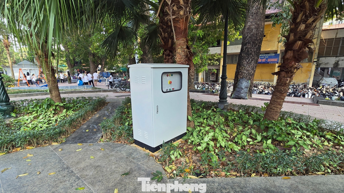 Hệ thống ghế đá, đường dạo xung quanh công viên được thay mới toàn bộ.