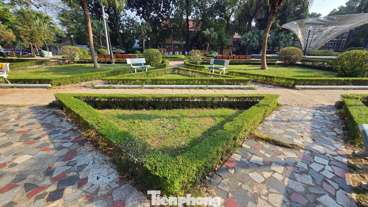 Cải tạo ốp đá, bờ bao, tường rào bị lún sụt; gắn thiết bị thể dục thể thao; cải tạo hệ thống điện chiếu sáng, điện trang trí.