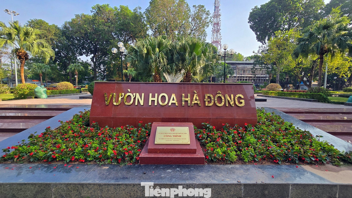 Chỉ cách đây ít lâu, vườn hoa Hà Đông (quận Hà Đông, TP Hà Nội) còn đang trong tình trạng xuống cấp nghiêm trọng. Sau khi tiến hành cải tạo, nơi đây đã trở nên khang trang, sạch đẹp.