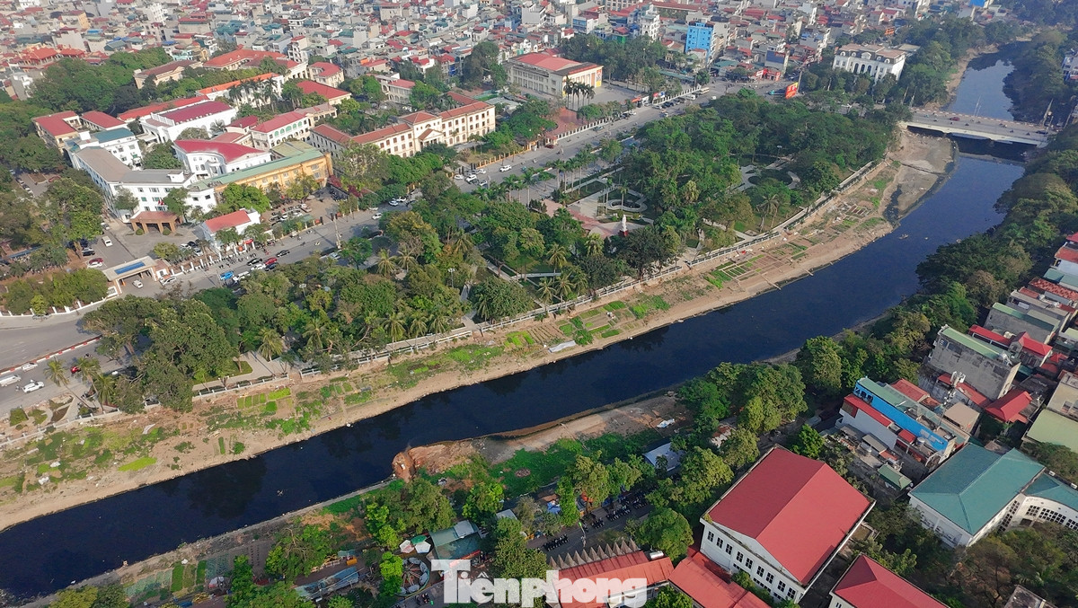 Cách đó không xa là công viên Nguyễn Trãi, phường Văn Quán. Với tổng diện tích khoảng 3.5 ha.