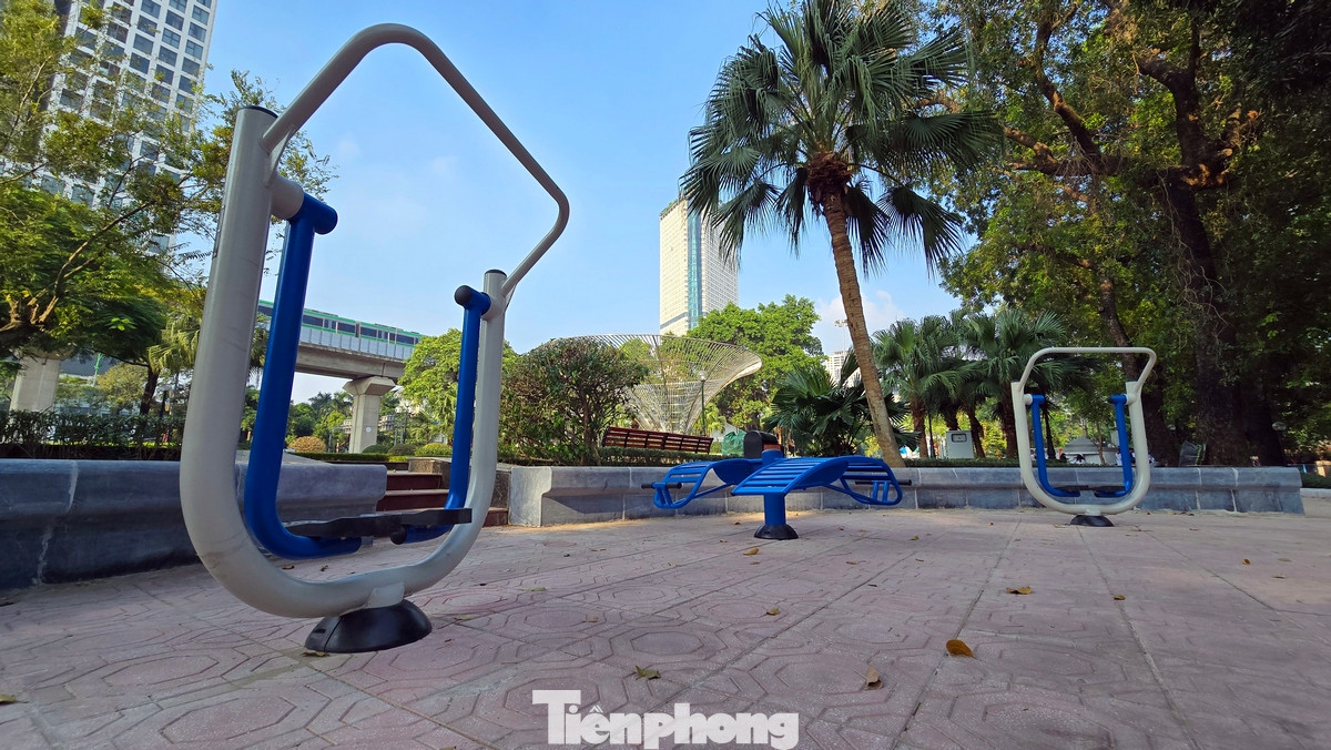 Hệ thống ghế đá, đường dạo xung quanh công viên được thay mới toàn bộ.