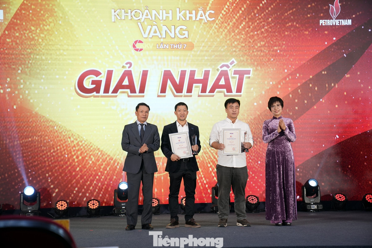 Tác giả Phạm Ngọc Thành (Hà Nội) với tác phẩm ảnh bộ Bộ đội dầm mình trong bùn tìm kiếm thi thể nạn nhân Làng Nủ nhận giải nhất thể loại ảnh bộ. Tổng Giám đốc TTXVN Vũ Việt Trang và Phó Chủ tịch thường trực Hội Nhà báo Việt Nam Nguyễn Đức Lợi trao 2 giải Nhất cho các tác giả.