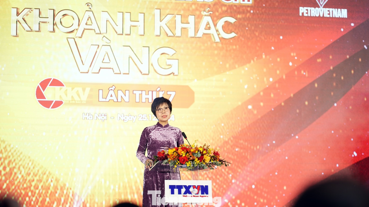 Giải ảnh báo chí Khoảnh Khắc Vàng đã bước sang năm thứ 7. Đây là sân chơi lớn cho các nhà báo, nhà nhiếp ảnh, thể hiện tài năng, nghiệp vụ và góc nhìn độc đáo của mình thông qua tác phẩm ảnh báo chí. Qua đó phản ánh sinh động mọi mặt đời sống chính trị, kinh tế, văn hóa - xã hội, khoa học - kỹ thuật, thể thao... trên khắp mọi nẻo đường đất nước. Trên ảnh là bà Vũ Việt Trang, Ủy viên Ban Chấp hành Đảng bộ Khối các cơ quan Trung ương, Bí thư Đảng ủy, Tổng Giám đốc TTXVN, phát biểu tại lễ trao giải.