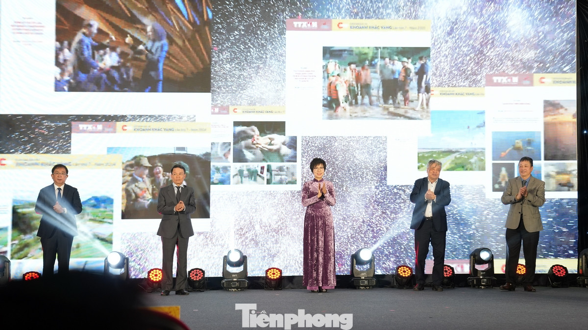 Lãnh đạo Thông tấn xã Việt Nam và khách mời ấn nút khai mạc triển lãm những tác phẩm ảnh đạt giải ảnh báo chí Khoảnh khắc vàng lần thứ 7 năm 2024.