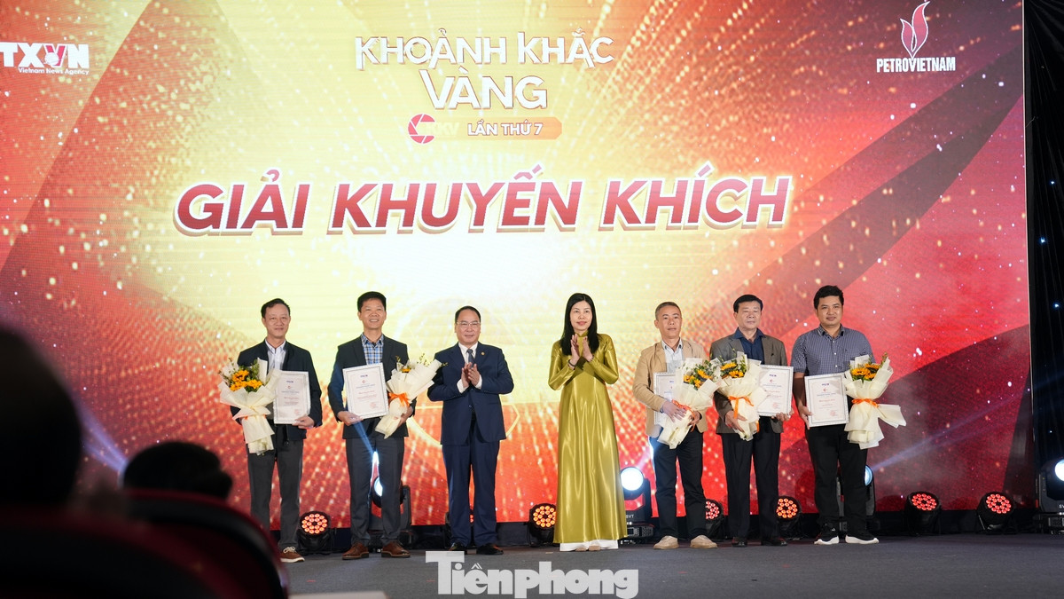 Từ sự lựa chọn công phu đó, ban tổ chức, hội đồng giám khảo là các chuyên gia, nhà báo, nhà nhiếp ảnh uy tín đã tiến hành thẩm định, trao đổi kỹ lưỡng và quyết định chọn 22 tác phẩm xuất sắc để trao giải và trưng bày, tôn vinh tại lễ trao giải ngày hôm nay.