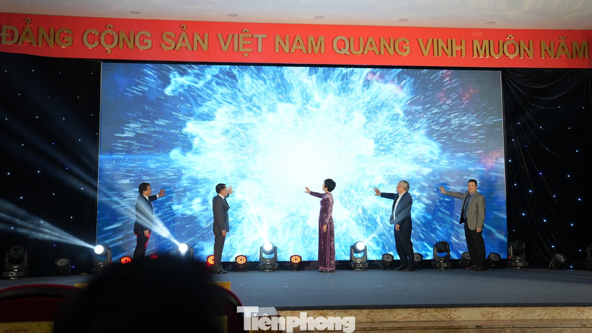 Lãnh đạo Thông tấn xã Việt Nam và khách mời ấn nút khai mạc triển lãm những tác phẩm ảnh đạt giải ảnh báo chí Khoảnh khắc vàng lần thứ 7 năm 2024.