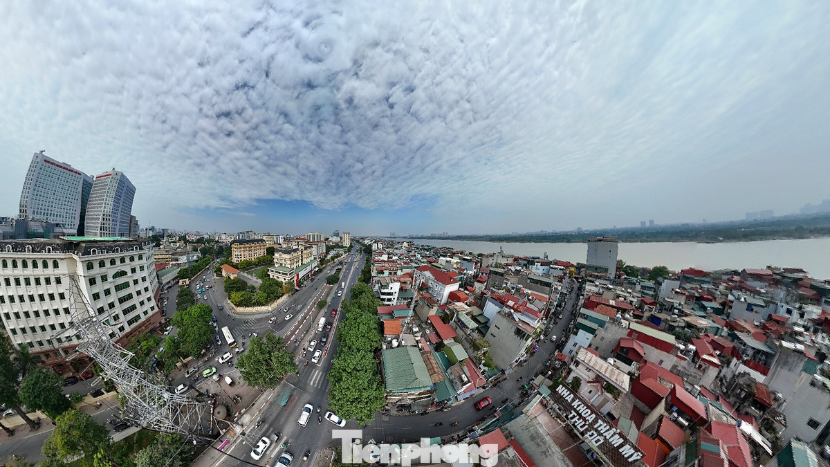 Các cầu nhánh trong nút giao có bề rộng từ 7 đến 9m. Các nút giao trên tuyến được đầu tư xây dựng hoàn chỉnh gồm: Nút giao phía quận Hoàn Kiếm (giao với đường đê Hữu Hồng, Trần Hưng Đạo), nút giao với đường Cổ Linh, nút giao với đường Nguyễn Sơn và nút giao với đường Nguyễn Văn Linh.