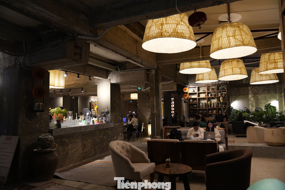 Nhân viên luôn sẵn sàng hỗ trợ khách hàng tìm kiếm sách đến phục vụ đồ uống.