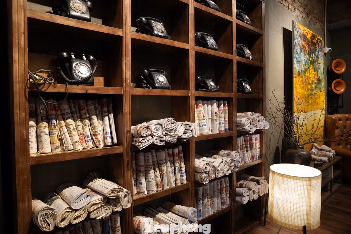 Phong cách decor độc đáo, đặc trưng nét cổ điển với nhiều vật dụng xưa cũ.