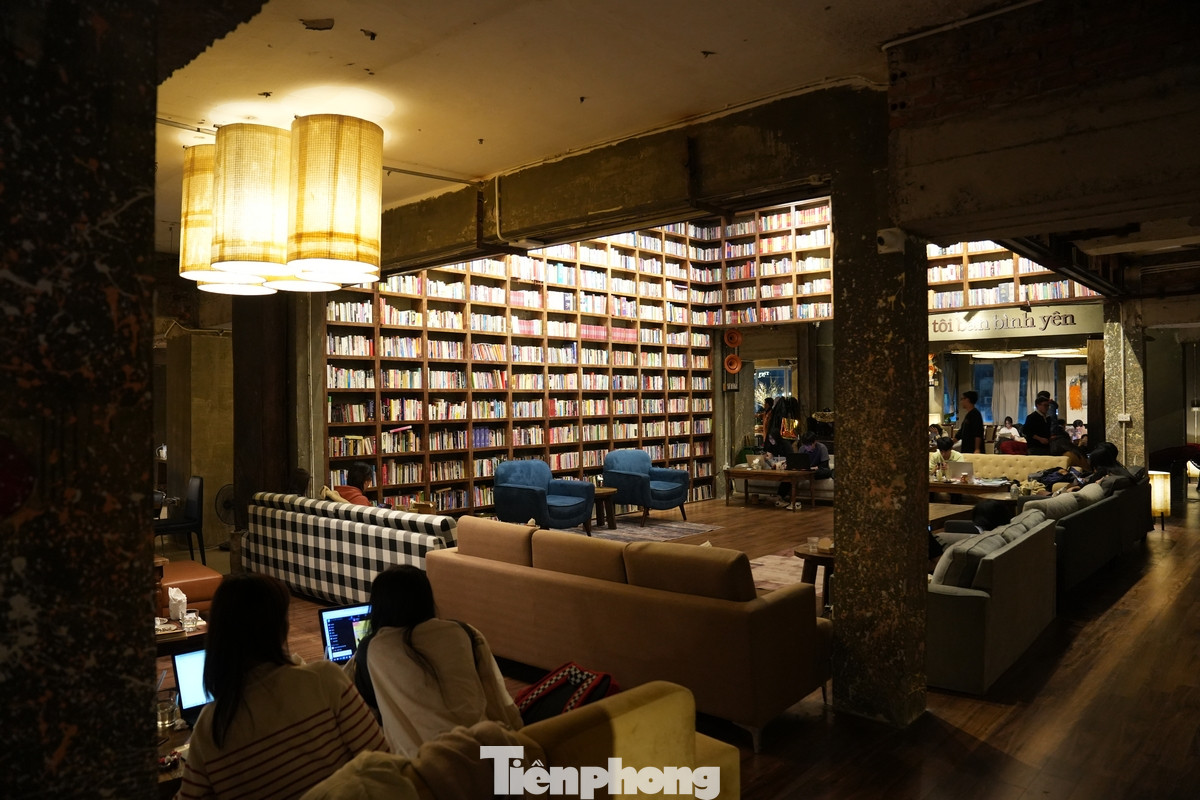 Khi bước vào quán cà phê này, các bạn trẻ sẽ bị thu hút bởi không gian rộng rãi và sang trọng. Diện tích vô cùng rộng lớn với nhiều không gian riêng tư và yên tĩnh, phù hợp để ngồi làm việc.