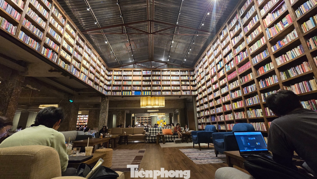 Quán có diện tích mặt sàn khoảng 1.000 mét vuông trên tầng thượng của một tòa nhà tại đường Giải Phóng (Hà Nội), được trang trí bởi 3 tấn sách trong không gian rộng 75 mét vuông.