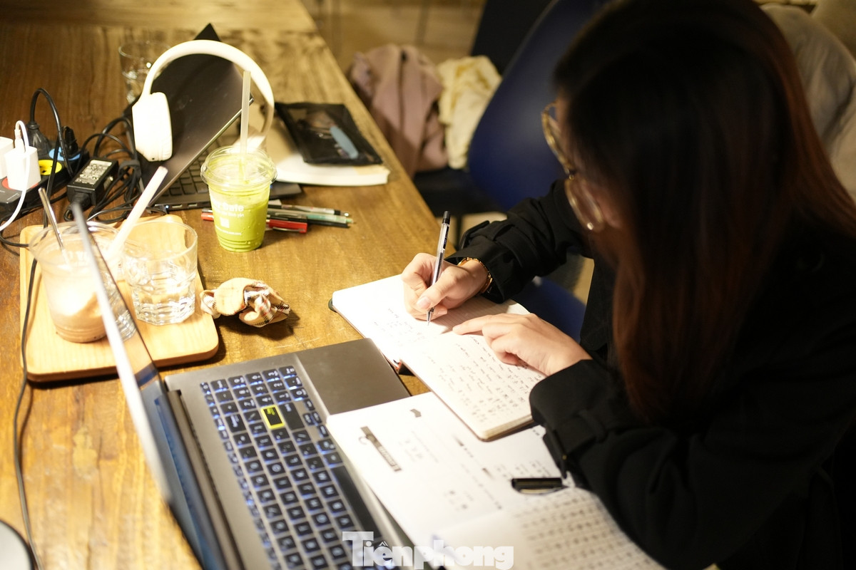 Khách hàng có thể thoải mái đọc sách, ngồi làm việc cả ngày hay nghiên cứu hoặc đơn giản là ngắm nhìn những cuốn sách yêu thích.