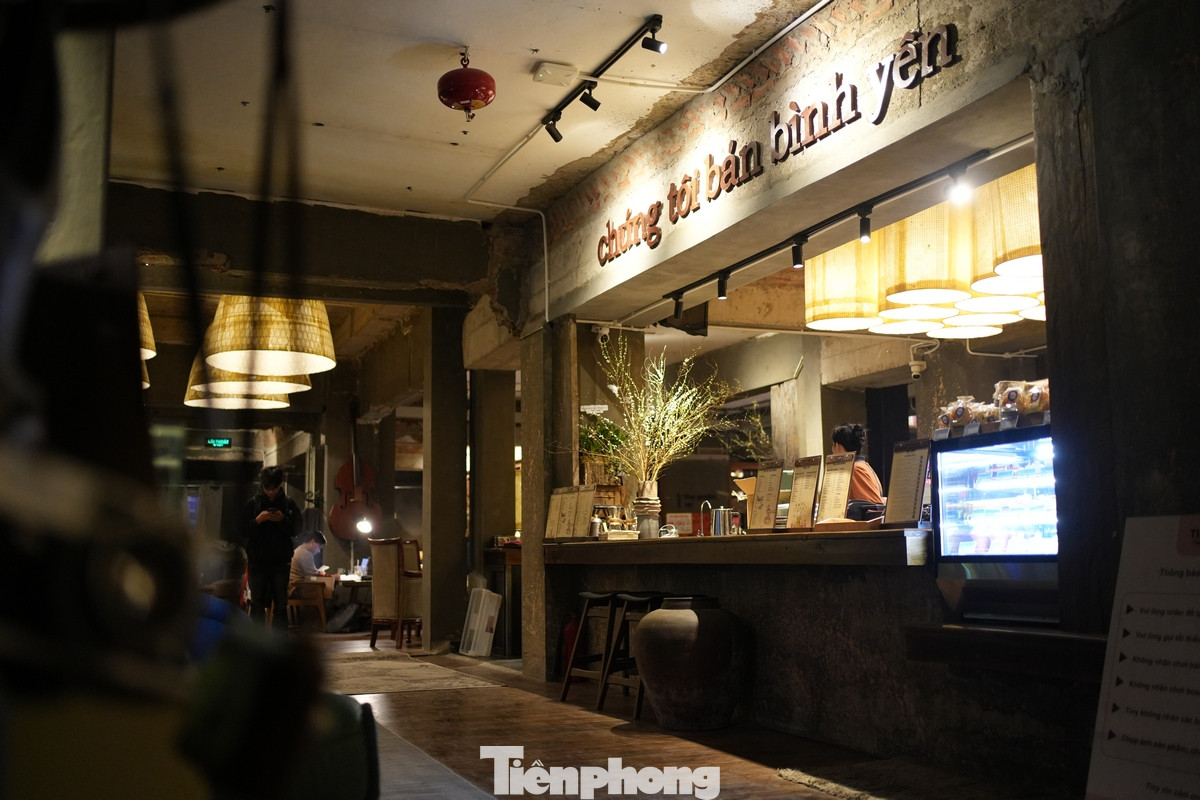 Không chỉ có không gian độc đáo, quán cà phê này còn phục vụ những tách cà phê ngon và đa dạng từ truyền thống đến hiện đại, đều được pha chế bởi những barista chuyên nghiệp. Ngoài ra, còn phục vụ các loại đồ uống khác như trà, sữa và nước ép.