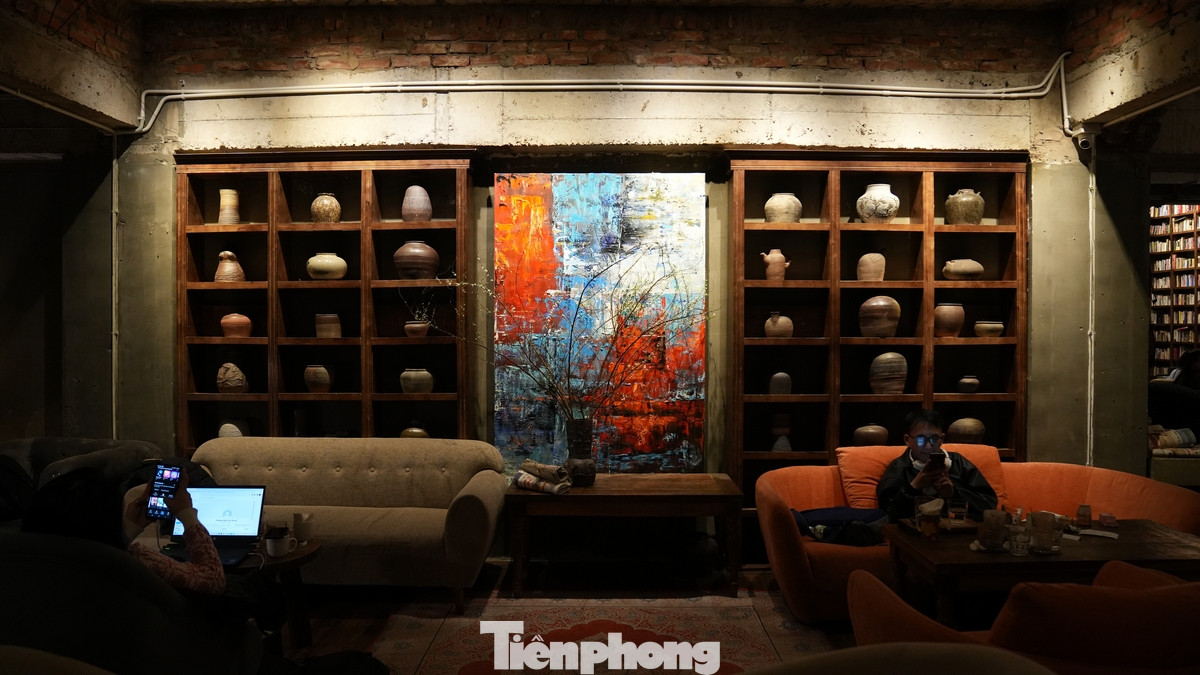 Không gian sách được thiết kế độc đáo, với những kệ sách cao đến trần, chứa hàng nghìn cuốn sách.