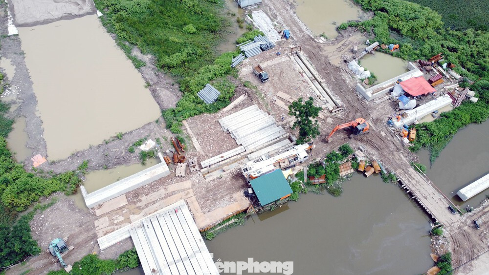 Trang thiết bị, máy móc khẩn trương làm việc trên công trường đường Vành đai 4 vùng Thủ đô trên địa bàn huyện Thanh Oai.