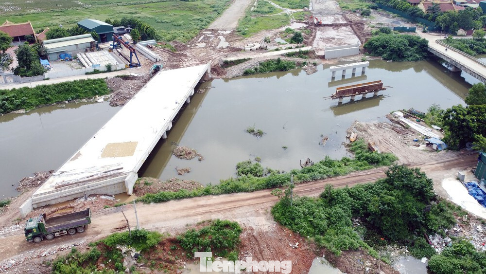 Trang thiết bị, máy móc khẩn trương làm việc trên công trường đường Vành đai 4 vùng Thủ đô trên địa bàn huyện Thanh Oai.