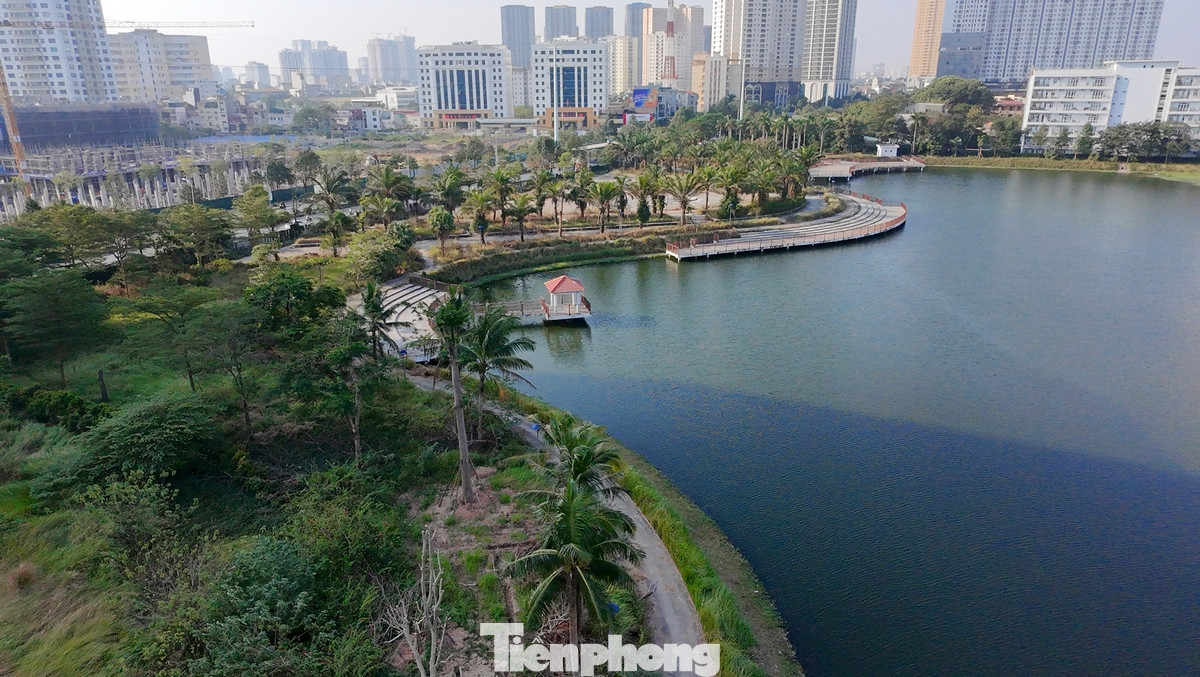 Gần như các hạng mục trong dự án công viên hồ Phùng Khoang đang bị cỏ dại bủa vây, hoang hóa kéo dài nhiều năm nay.