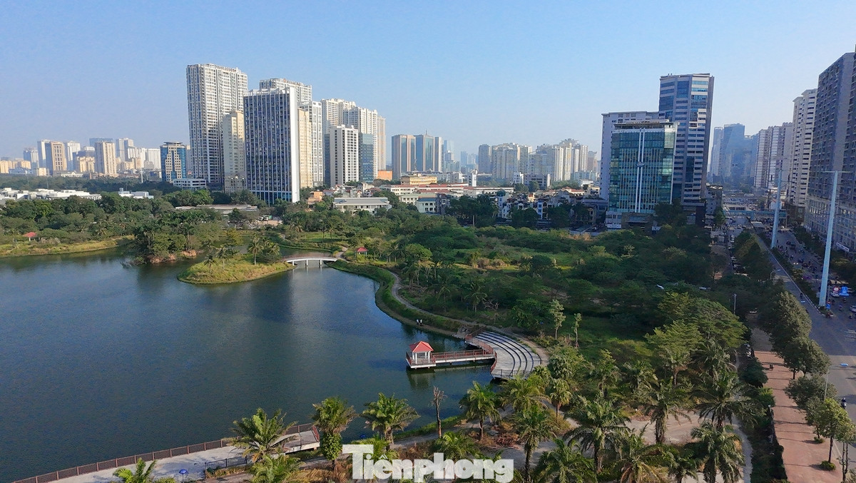 Gần như các hạng mục trong dự án công viên hồ Phùng Khoang đang bị cỏ dại bủa vây, hoang hóa kéo dài nhiều năm nay.